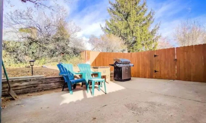 Sparks House | WFH Private Suite kitchen & Yard