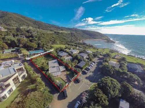 Raglan House | Whale Bay's Surf Meca holiday accommodation