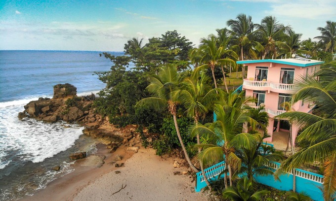 Puntas Apartment | Whale Watcher Beachfront at Pools Beach with Amazing Views
