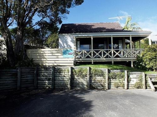 Russell House | Wharepekapeka - Russell Holiday Home