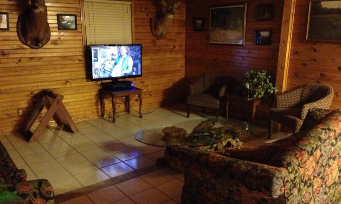 Wheatland Cabin | Wheatland Lodge by Lucas Oil Raceway