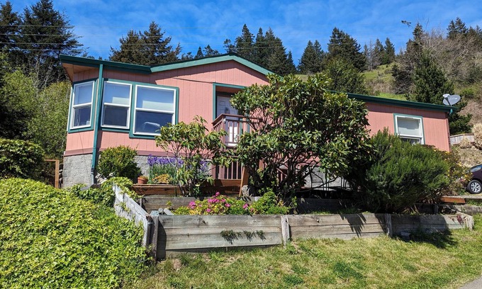 Gold Beach House | Where the river meets the beautiful Oregon Coastline.