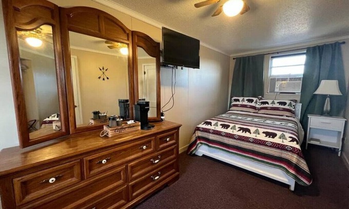 Bonesteel Hotel | Whetstone Bay Lodge Room 6 - Sleeps 2