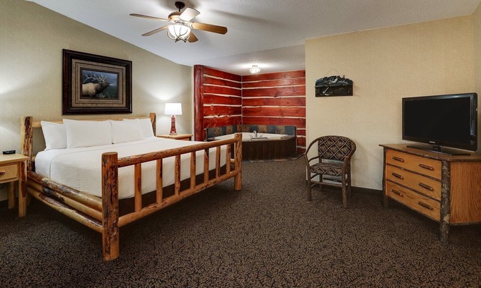 Moline Hotel | Whirlpool, Fireplace, Theme Suite, Stoney Creek Quad Cities, Pool