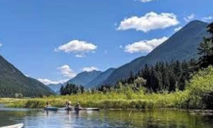 Sunshine Valley Cabin | Whisk-Away Retreat | Private deck and Hot Tubn1300 sq ft 3 br 2 bath kitchen