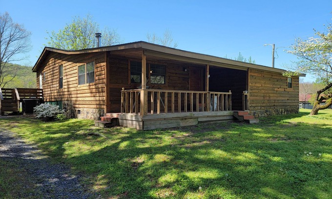 Mena Cabin | Whiskey Ridge Retreat a Cozy Pet and Family Friendly Getaway