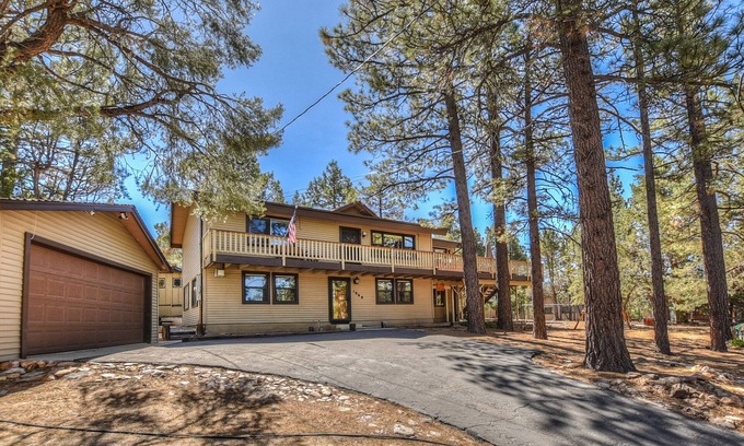 Whispering Forest Cabin | Whispering Bear Lodge by Destination Big Bear : Pool Table! Foosball! Views! Internet! Deck!