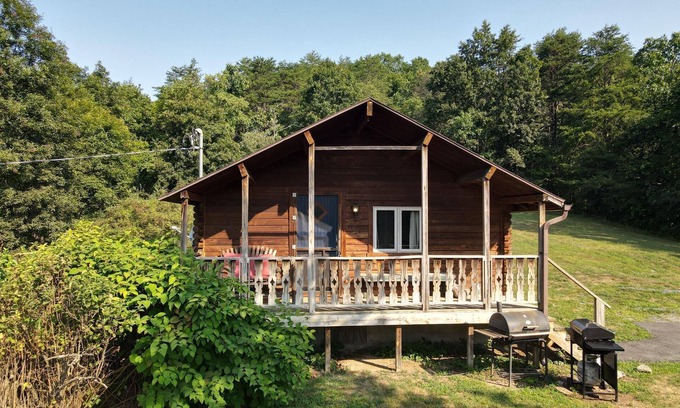 Berkeley Springs Cabin | Whispering Hills - Couples Getaway