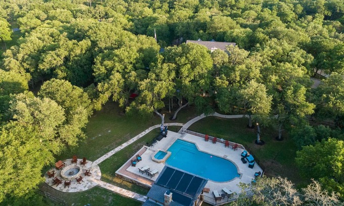 Dripping Springs House | Whispering Oaks Main House: Pool/Hot Tub/Fire Pit/10 Acres