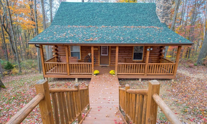 Logan Cabin | Whispering Oaks 3 bedroom Cabin, minutes from Old Man's Cave