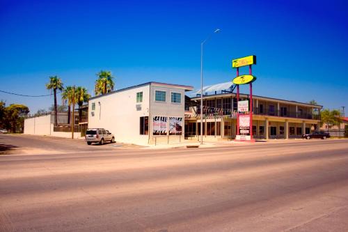 Amistad National Recreational Area Hotel | Whispering Palms Inn