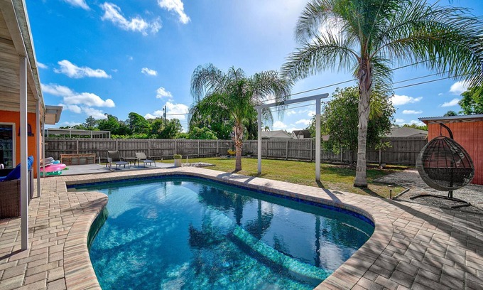 Whitfield House | Whispering Palms: Pool, Near Beaches, Dog Friendly