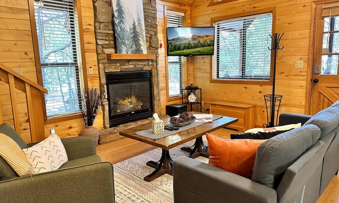 Heber Cabin | Whispering Pines | Updated, Hot tub, Pet-friendly