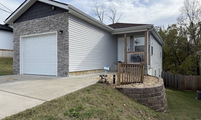 Downtown Branson House | Whistle Inn-Minutes to Landing, Train, Shopping, Convention, Lake, Distillery