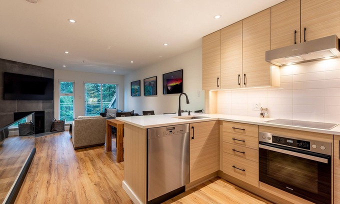 Whistler Creekside House | Whistler Luxury Townhouse - steps to Creekside Gondola