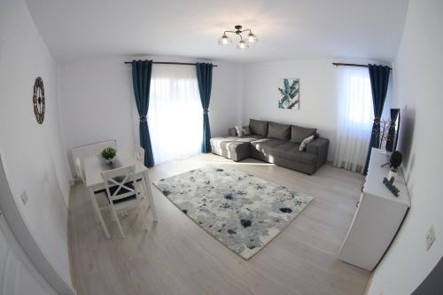 Gura Humorului Apartment | White Apartment Gura Humorului, Bucovina, Voronet