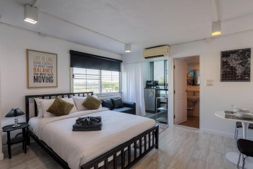 Nimman Apartment | White & Black Cozy Room Heart of Nimman