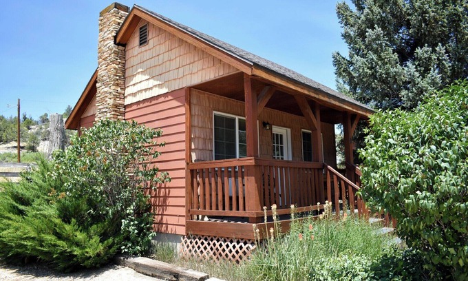 Orderville Cabin | White Cliffs are Truly a Glorious Sight -Pool -Hot Tub-Breakfast-Farm-Zion/Bryce