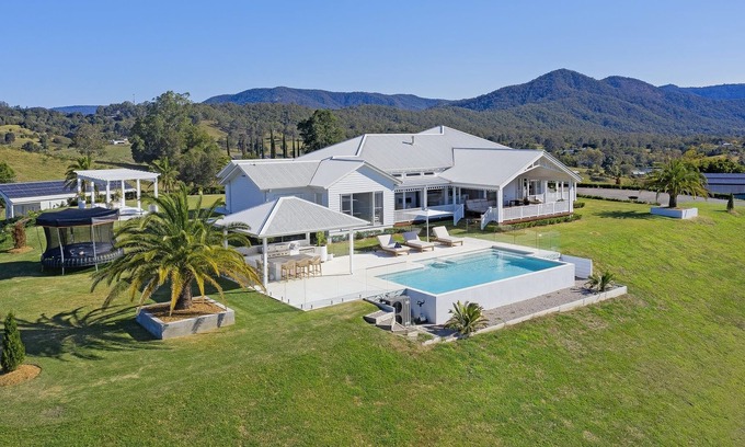 Mount Samson House | White Crystal (With Car Parking)