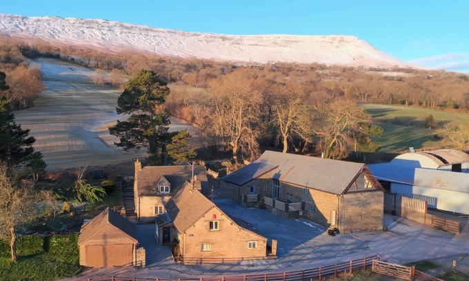 Longtown Cottage | WHITE HAYWOOD BARN, pet friendly, with hot tub in Craswall