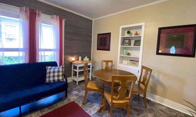 Brookfield House | White House Lodge-Yellow Cottage on Main