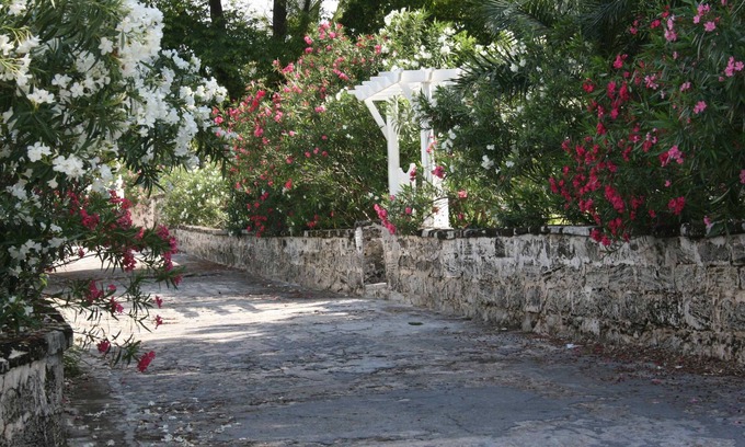 Dunmore Town House | White Lodge- Classic house and lush gardens nestled on the Bay