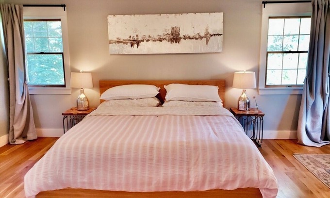 South Kansas City House | White Oak Farmhouse w/Private Yard 4bdrm sleeps 8