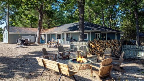 Sunrise Beach House | White Oak Landing - Spacious 6 BDR with Boat Slip
