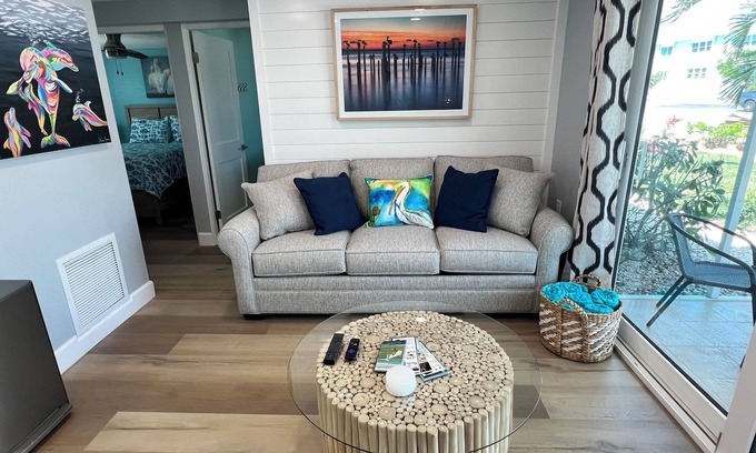 Englewood Cottage | White Pelican at Shorebirds, Beach sunsets 3 min walk! Kayaks, Bikes and more!