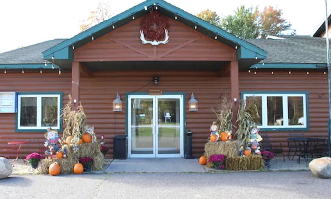 Christmas Hotel | White Pine Lodge