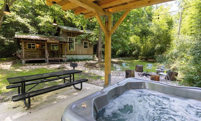 Stanton Cabin | White Pines ~ Enjoy your own private Pond & Hot Tub!