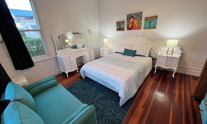 Epsom Bed & Breakfast | WHITE QUEEN ROOM ONLY Shared Bathroom @ LA CASA BONITA AUCKLAND 8 Bedroom Villa.