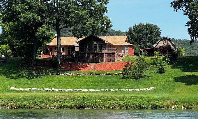Norfork House | White River Retreat and Adjacent 1 Bedroom Cabin! Bring the entire gang!