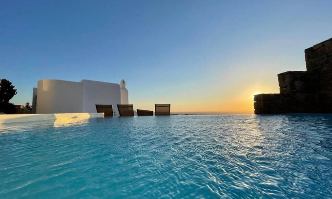 Houlakia House | White Rock Suites & Villas