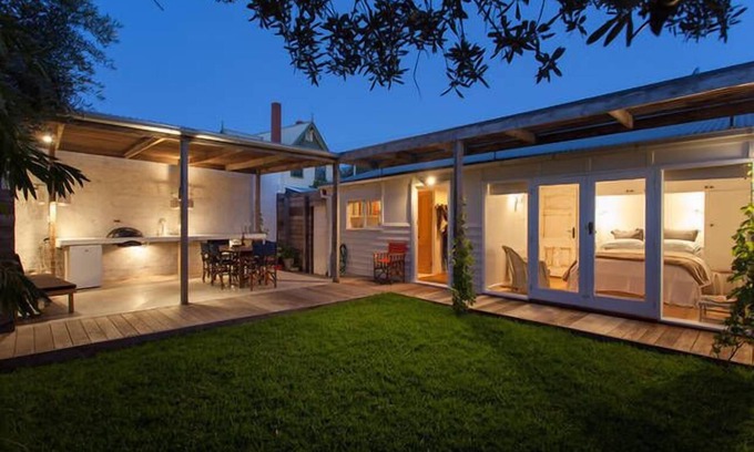 Frankston House | Whitelodge on Long Island 100 m to beach, pet friendly, 3 bedrooms 3 bathrooms