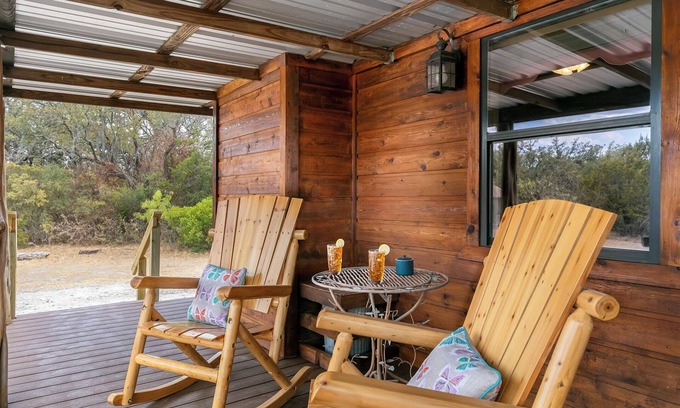 Llano Cabin | Whitetail Oaks Guesthaus | Country Views | Fire pit | NO PETS