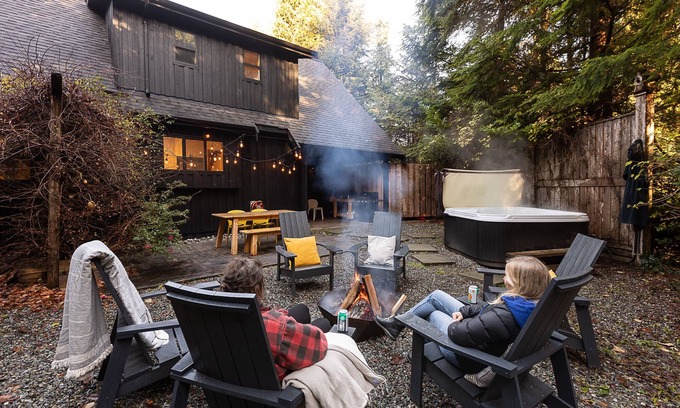 Tofino House | Whitewater-S.Chesterman I OD Shower, Firepit, Surf
