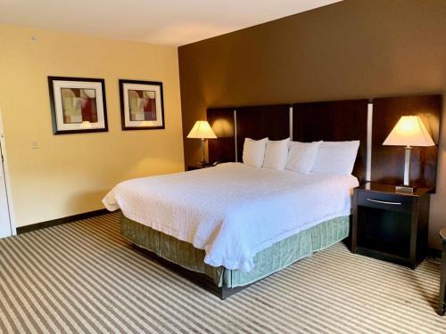 Hamden Hotel | Whitney Inn & Suites