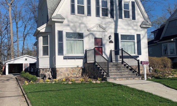Hillsdale House | Whole Home Perfect for a Couple or Young Family, Close to Hillsdale College