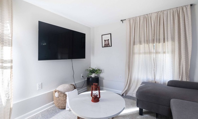 Wichita House | Whole Home Remodeled 1 Bed West Side Coffee Smrt TV WIFI