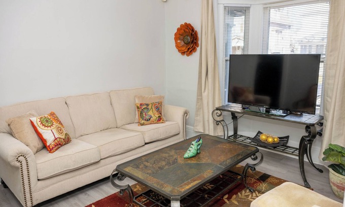 Rochester House | Whole House 15 min from Beach 4-Beds sleeps 8