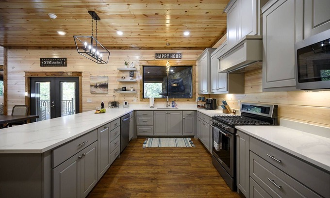 Golden Cabin | Whole Lotta Luk in Hochatown/Broken Bow, OK