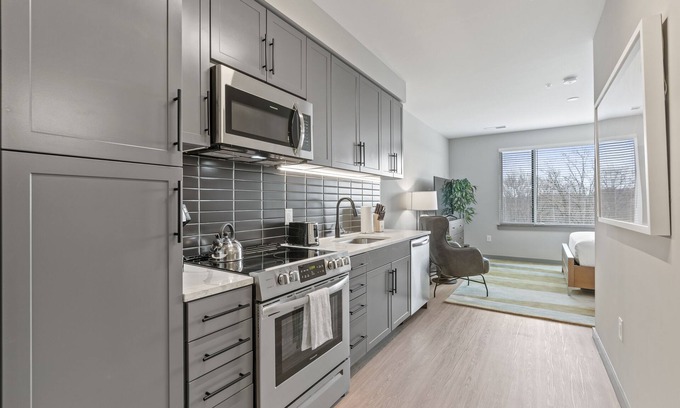 Town Center Apartment | WhyHotel by Placemakr Columbia