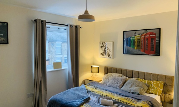 Sittingbourne House | Whyte, 3 Bed House, Sleeps 7, with Garden, Free Parking, Sittingbourne City