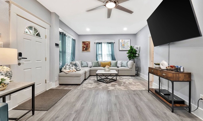 Wichita House | Wichita home, by the river, spacious 9 beds-game room with pool table, 1gb Wi-Fi