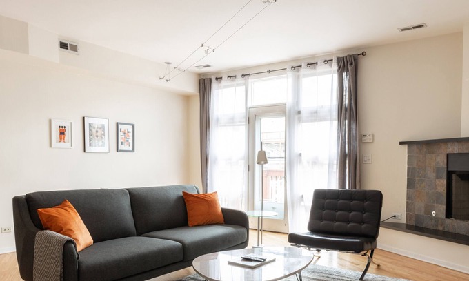 Wicker Park Apartment | Wicker Shops, Eats | Spacious + Roofdeck | Zencity
