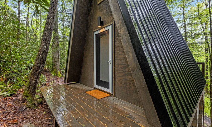 Pine Ridge Cabin | WiFi & Adventure - Creekside - Camping Cabin Retreat in Red River Gorge, Kentucky!