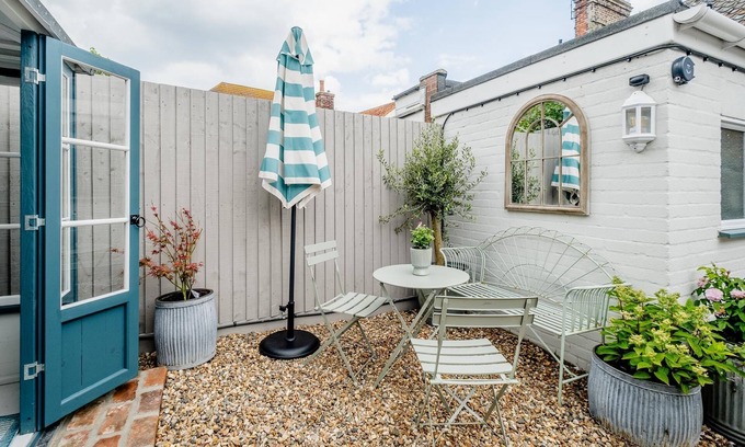 Aldeburgh Cottage | Wigeon Cottage - sleeps 4 guests in 2 bedrooms