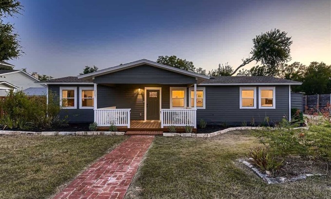 Georgetown House | Wilbarger Villa sunsets overlooking SWU & Downtown