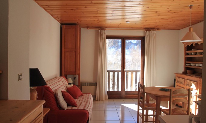 Nevache Apartment | Wild fruit. Hamlet of Lower Town in Nevache.